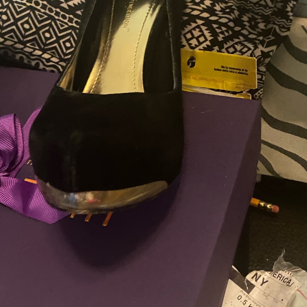 BCB generation 4 inch sway velvet like heels - Picture 5 of 7